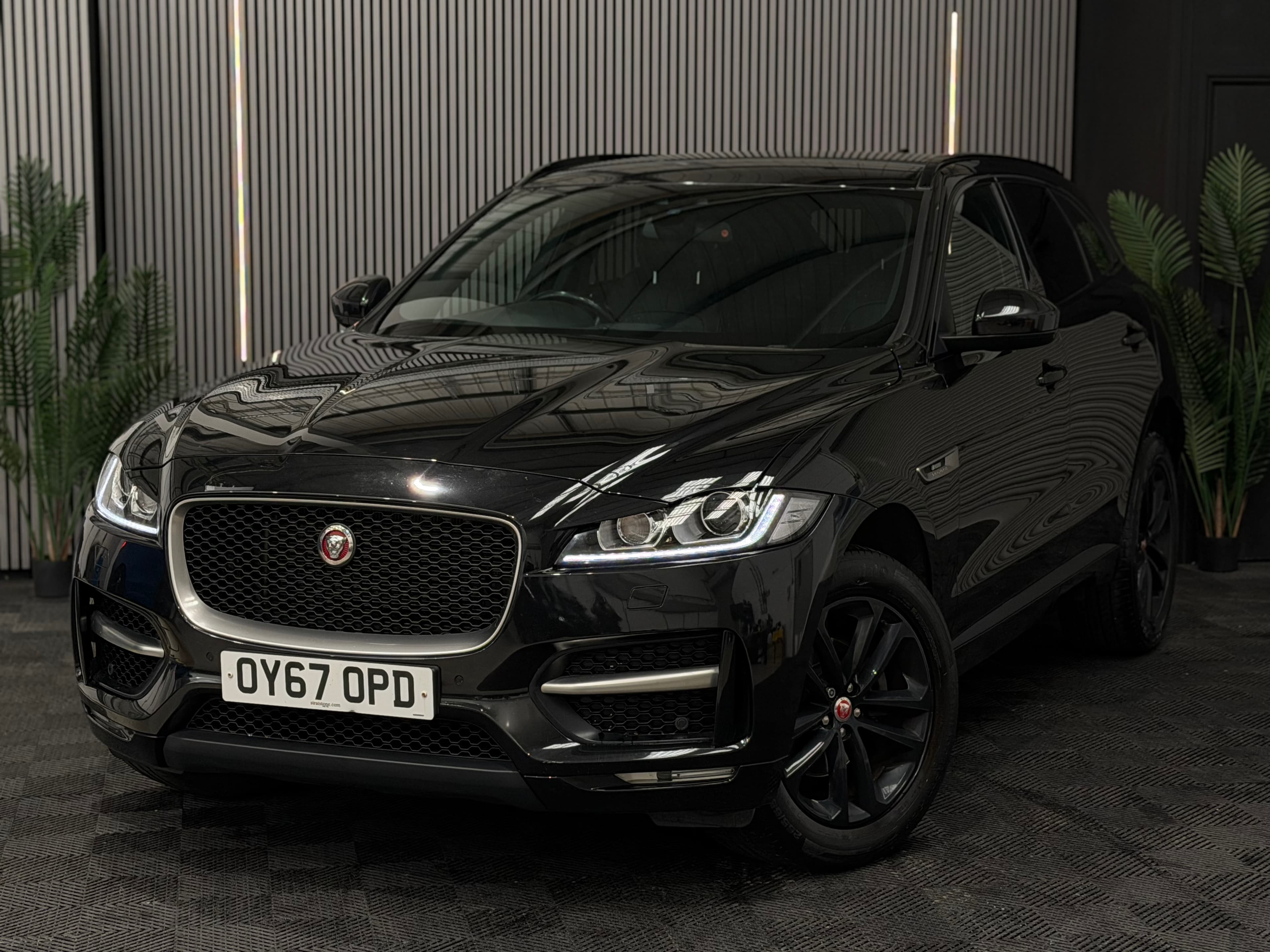 2017 Jaguar F-PACE R-Sport